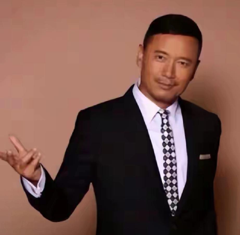 67岁苗侨伟携32岁儿子海口打球，父子身材健硕，腼腆星二代太圈粉近