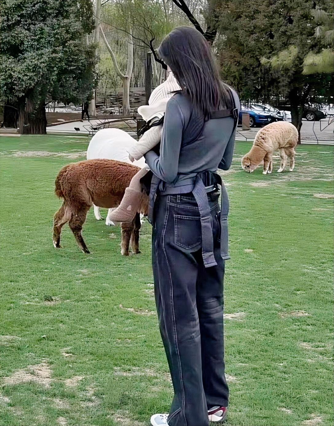 36岁何穗晒和儿子出游照，她打扮时尚，个儿高肤白，娃软萌可爱，五官跟她超像明