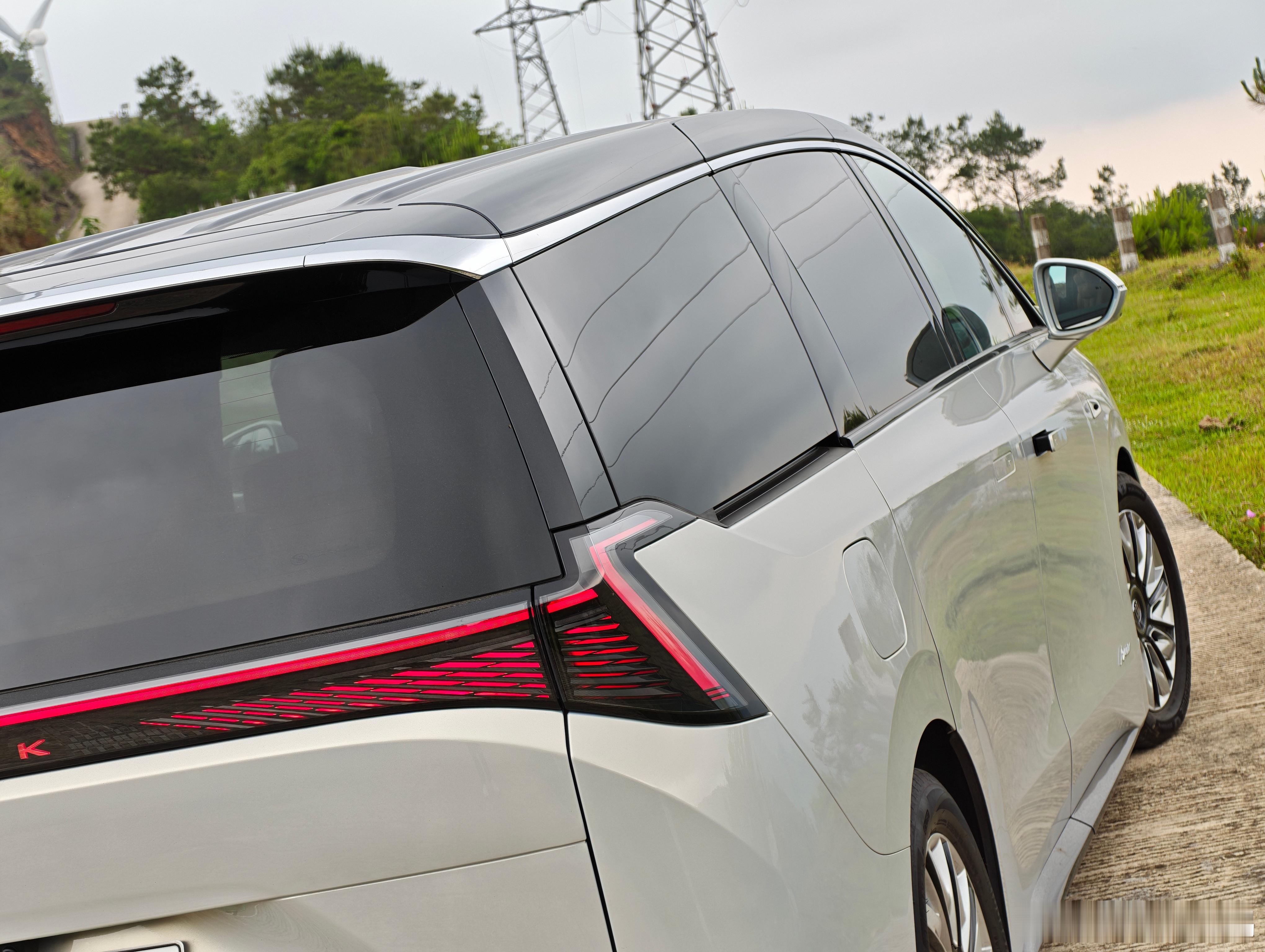 别克至境世家，是大型MPV里罕有的，造型设计有“姿态”的一台车。有越看越帅的感觉