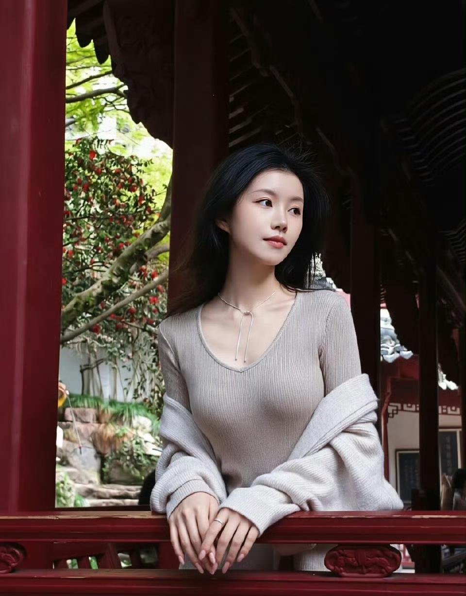 一身温柔针织，与满园春色相融，一半温婉诗意，一半松弛自在，时光也在此刻慢了下来。