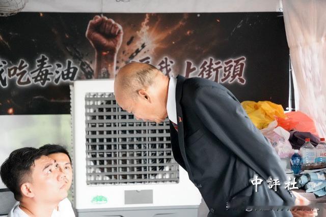 102小时，杨植斗已经坐不稳椅子了。他想撑起来，韩国瑜摆手阻止，俯身握住了他的手