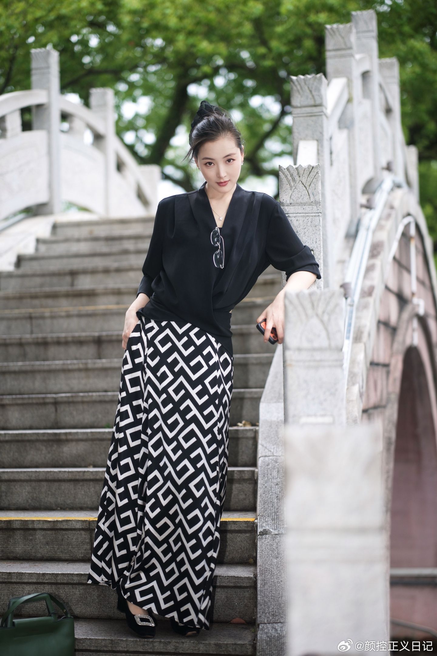 轻熟女神范儿能不能看出来，穿没穿丝