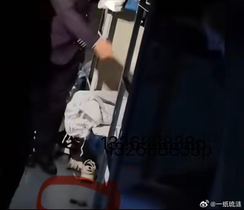 外籍乘客在国内卧铺车厢里拉屎，被乘务员要求把屎💩扔到厕所去。在中国，除了婴儿可
