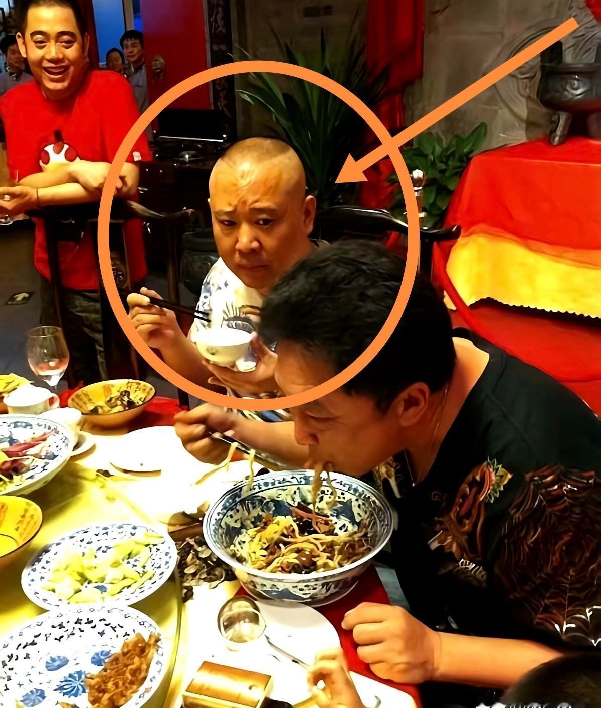 郭德纲盯着于谦的碗，眉头能夹死苍蝇。冯照洋在旁边憋笑憋到内伤。这张老照片最近