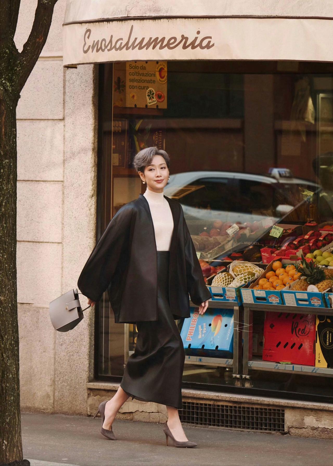 叶童许仙都63岁了，一眼望去，谁敢信！一头银发却神采奕奕，打扮时髦简约，身