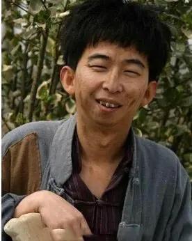 韩国整容真的牛，南柱赫整容前和巨兴茂好像，整容后清爽男大，阳光帅气，判若两人。当