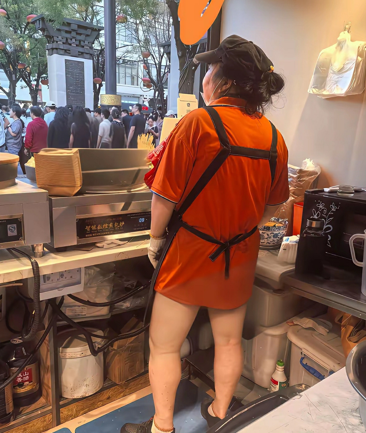 领导规定穿黑裤子，这家伙穿肉丝来了