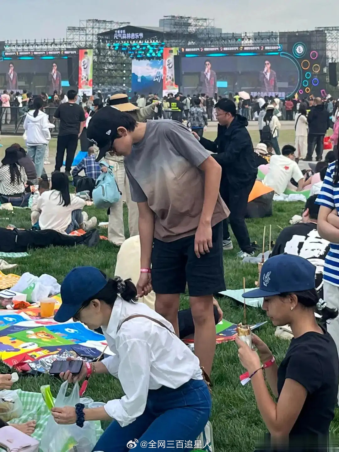 音乐节偶遇刘烨老婆和儿女，14岁诺一高大，13岁霓娜好酷​​​