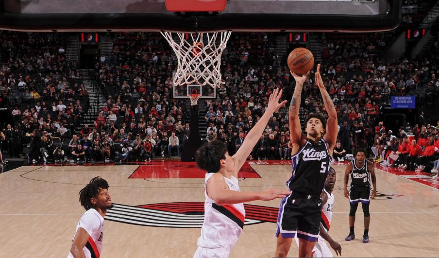 感谢杨瀚森！NBA要过年了！杨瀚森季前赛第二场，在首节早早身背3犯，而克林根三