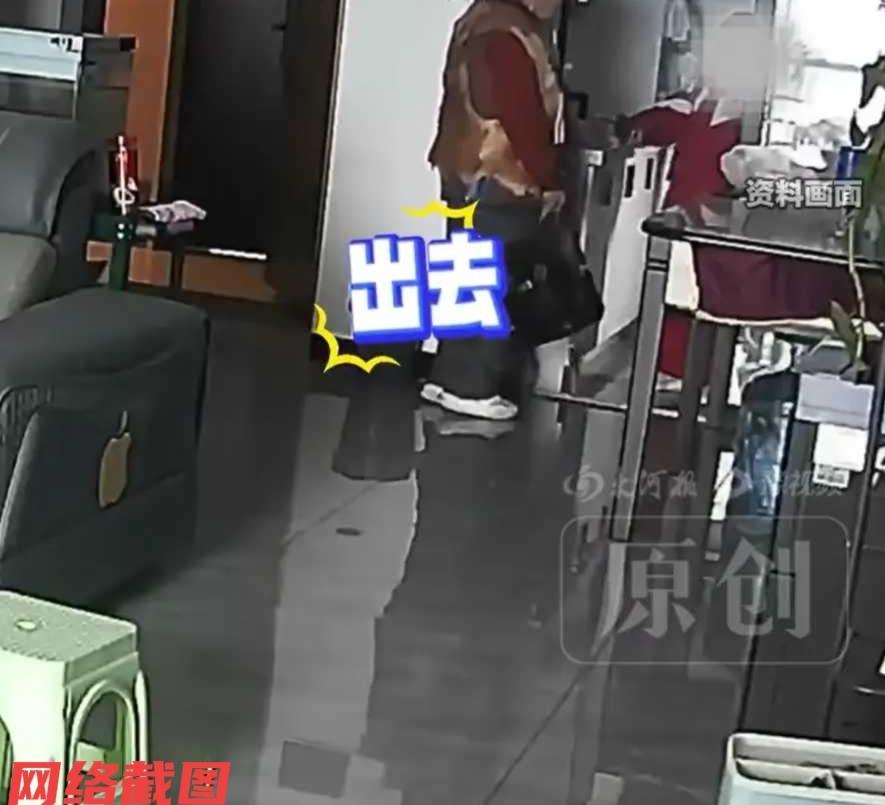 贵州有男孩放学到家后，没有想到身后还有陌生拄着拐杖的老人，要强行进入家门。此