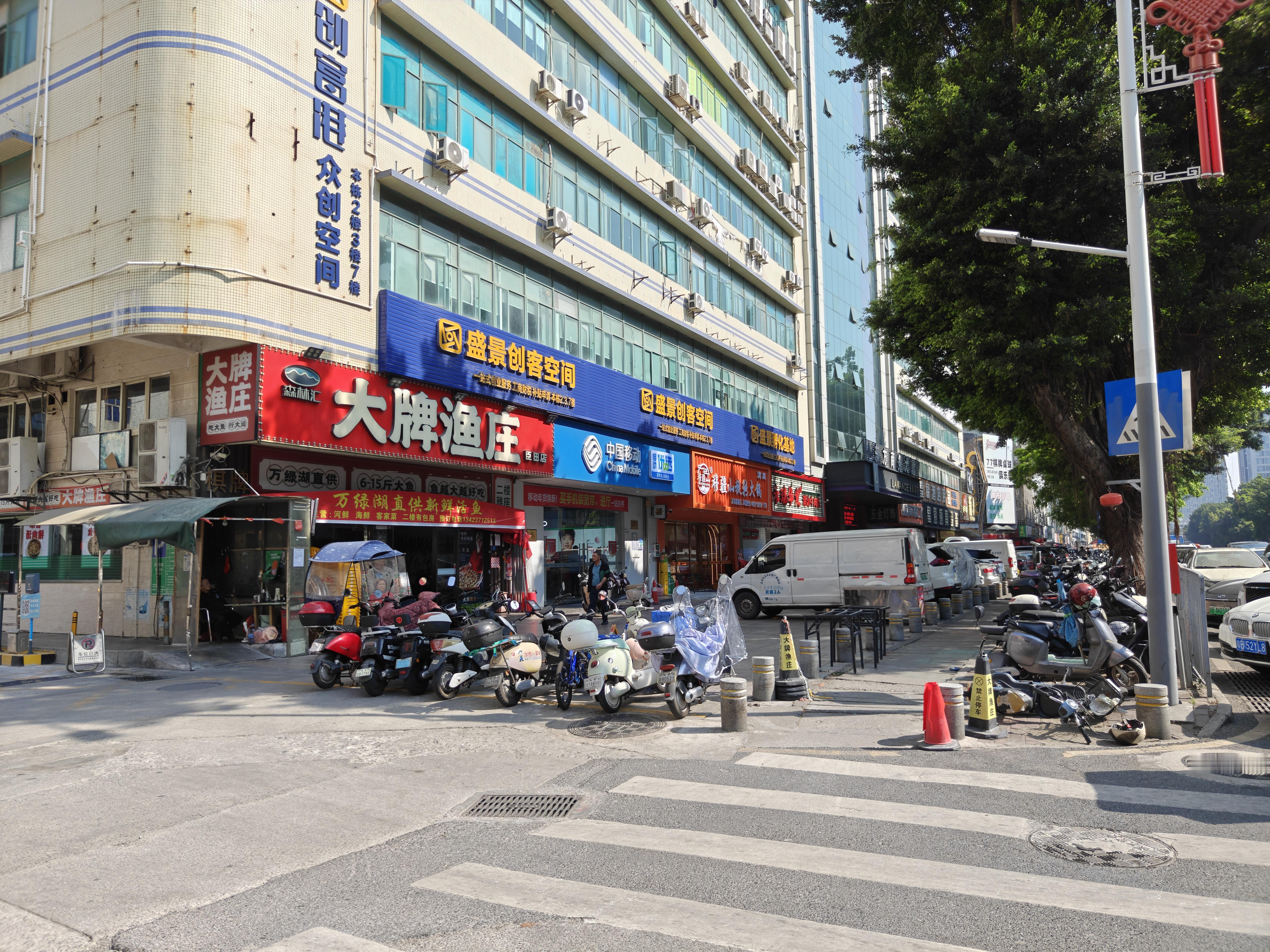 我家楼下就有一个中国移动营业厅，但是办不了eSIM，然后客服小姐姐让我来臣田营业