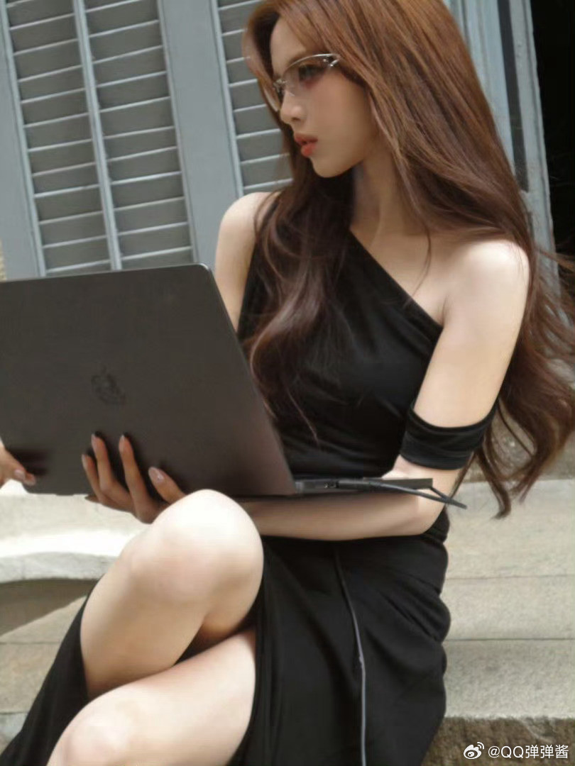 张柏芝把杨超越盯害羞了杨超越像春日暖阳下的蜜桃气泡水，甜得冒泡；张柏芝似月光海里