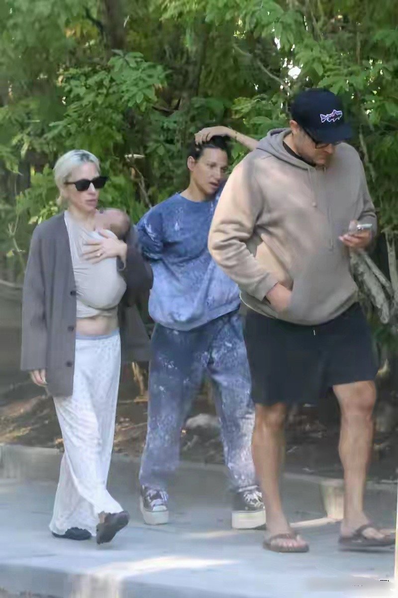 歌坛天后LadyGaga40岁正式当妈！与42岁未婚夫抱娃街头现身​​​