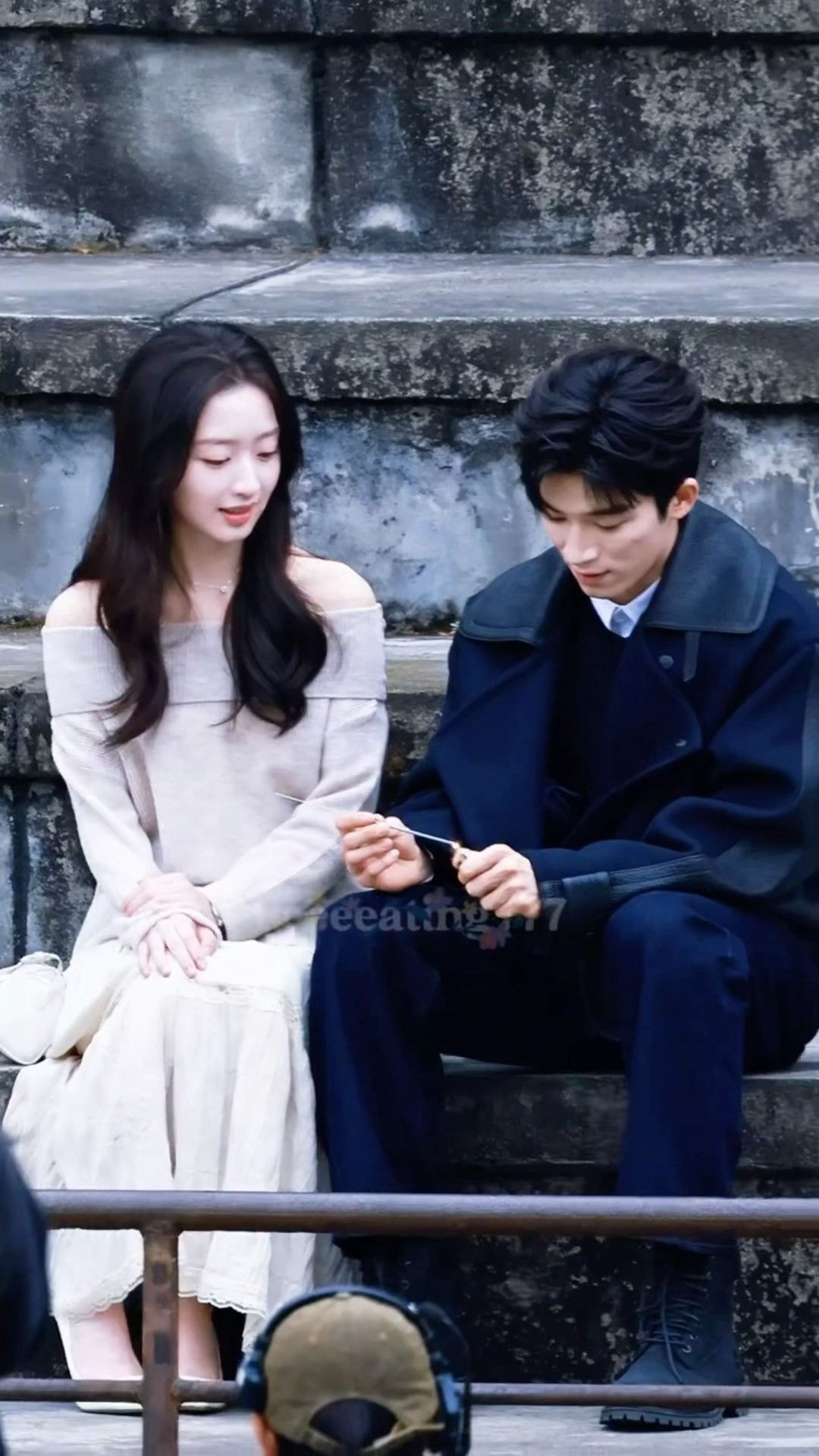 两个人一起玩仙女棒好唯美吧……紧紧挨着头还靠在对方肩膀上…依恋感好强🥹🥹🥹