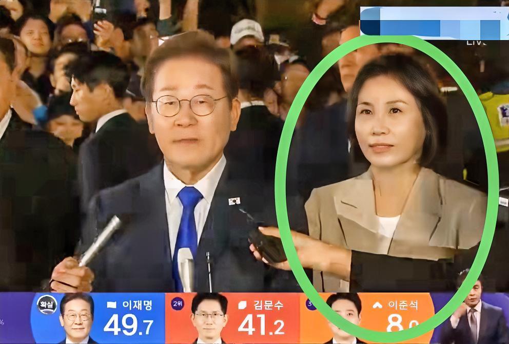 61岁李在明当选韩国新总统，我的目光却全程被一个人迷住了这个人不是李在明，而是