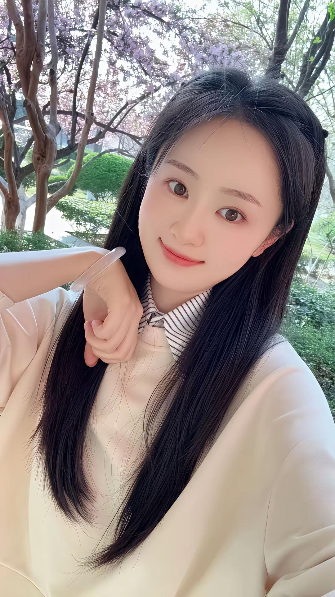 夏日荷塘边，少女与自然共舞