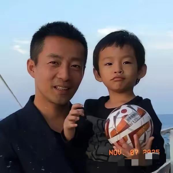 小霖霖霸气护爹，实力回击湾媒抹黑小霖霖真是个机灵又霸气的小家伙！此前，湾媒对