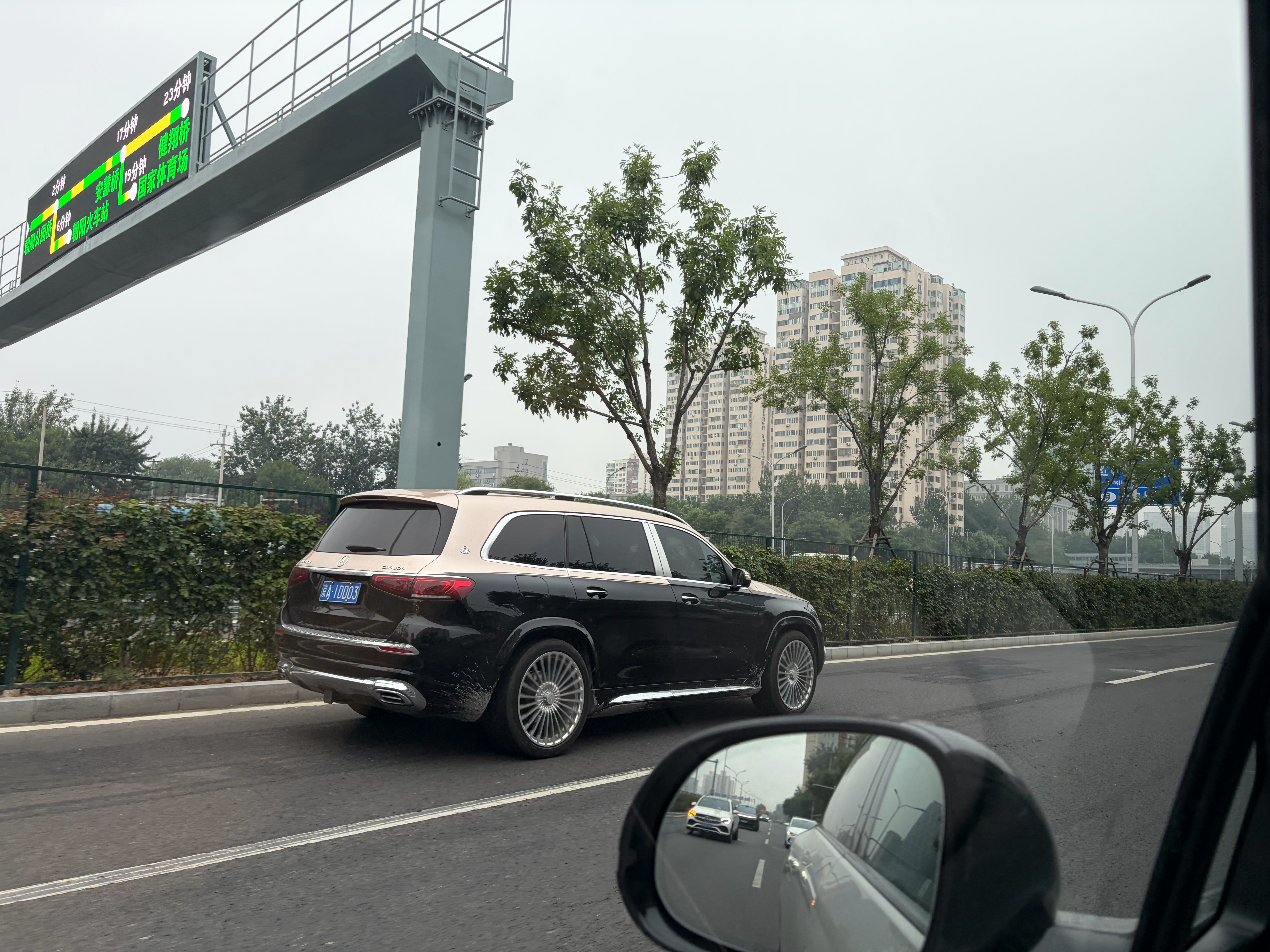咋说呢，迈巴赫这种车，虽然老舅。但是还是够尊。