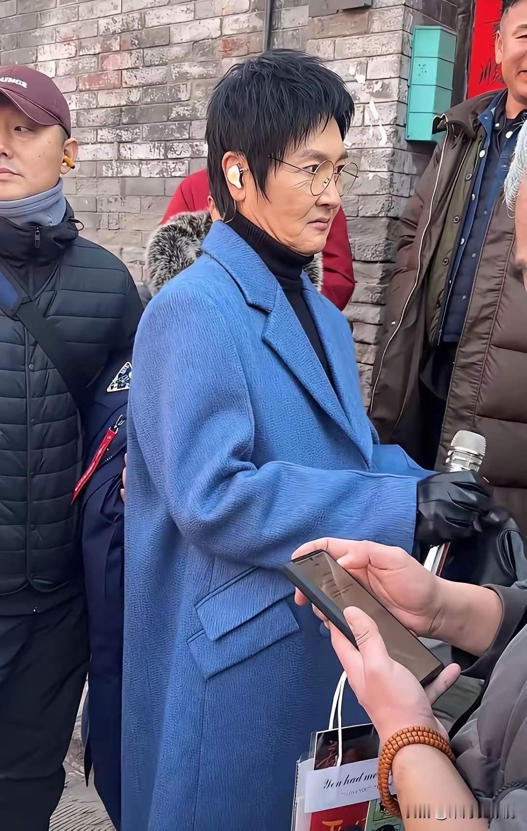 孙楠当年为了新欢抛弃糟糠之妻，结果现在被拍到住在徐州农村，月租700块的房子，满