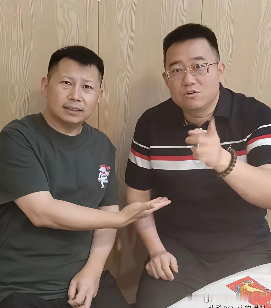 郭德纲原大弟子何云伟被老郭同辈师弟甄齐平辈尊称！不是辈分回暖，是行业回归理性？