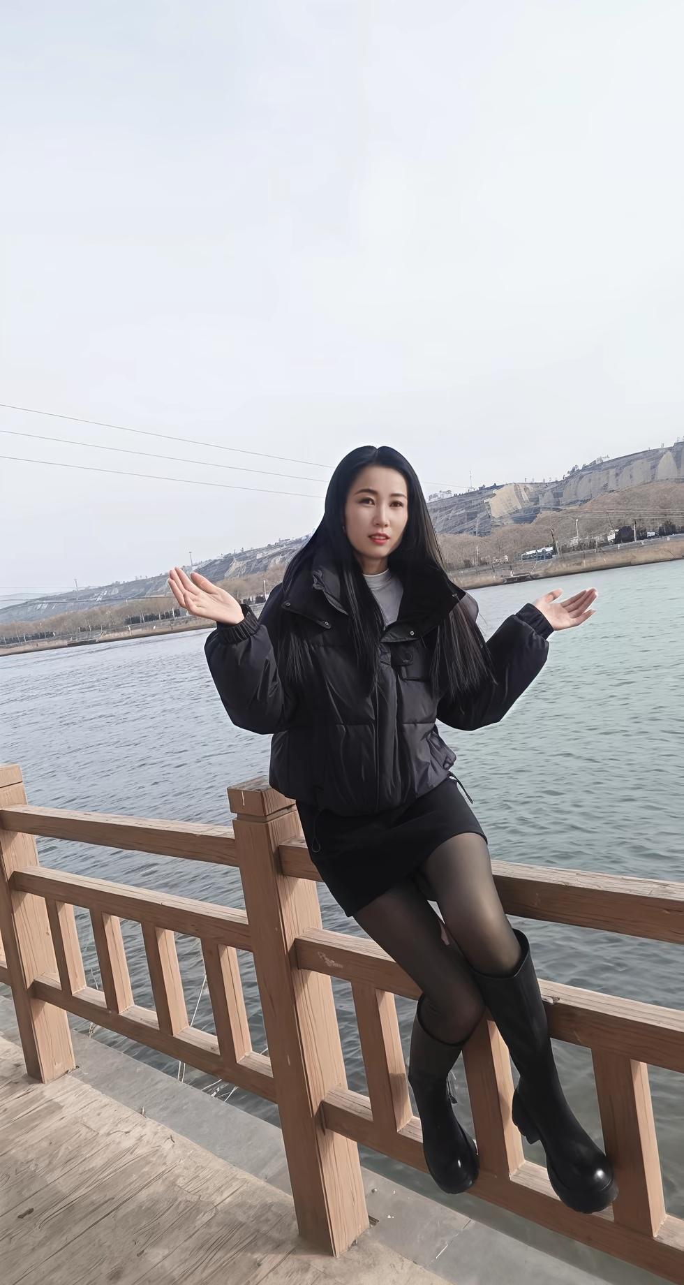 冬日湖边漫步，暖阳下的时尚穿搭