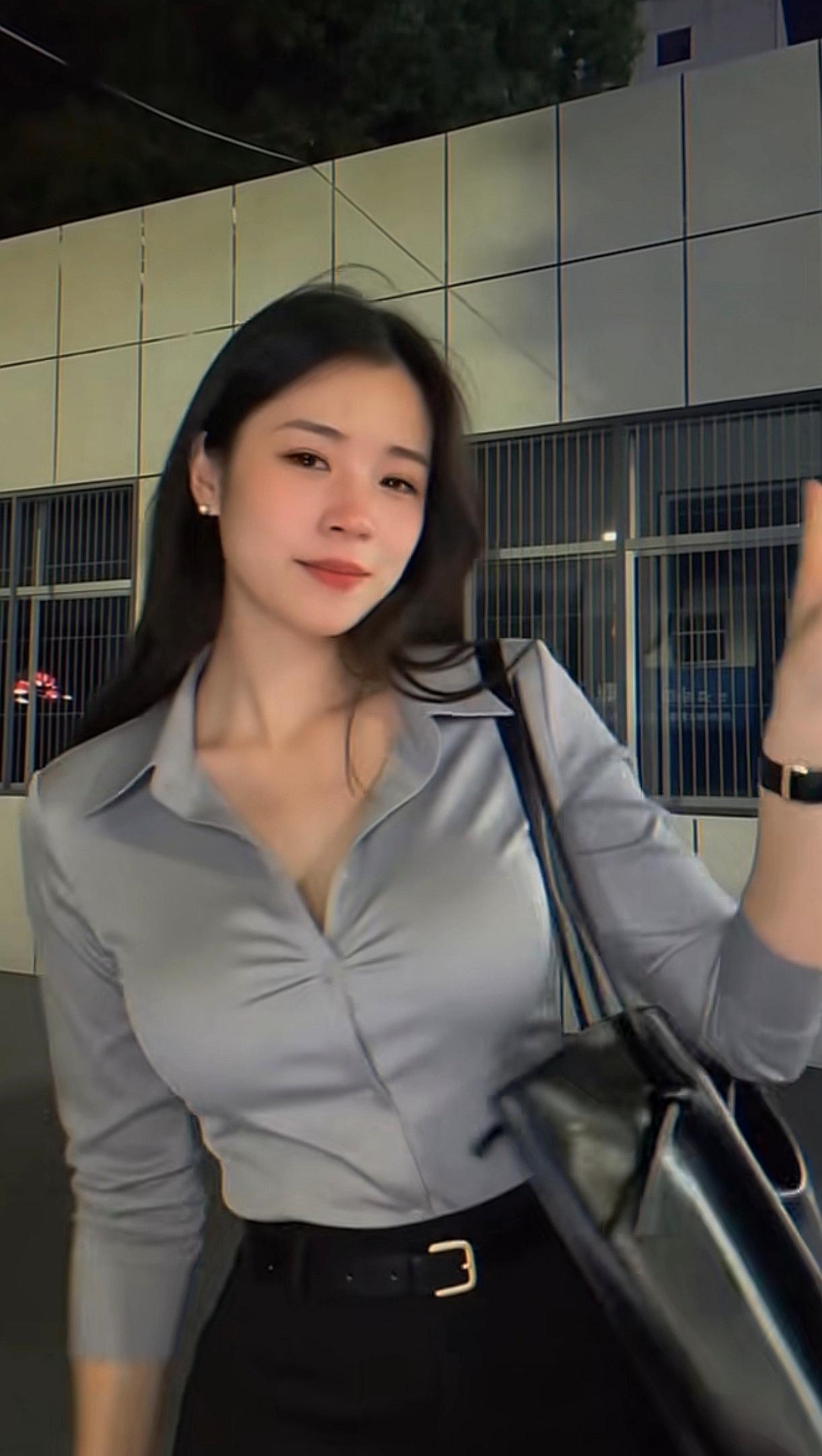 气质美女姐姐夜晚一个人回家。