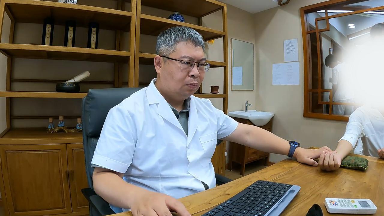 患者张女士，38岁，因“夜间发热、失眠1月余”就诊。张女士说近1