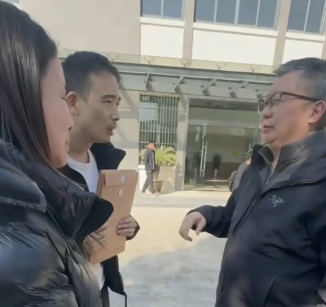 小洛熙爸爸在法医刘良团队发布的尸检视频中，反复观看1000遍后截图，从解剖台