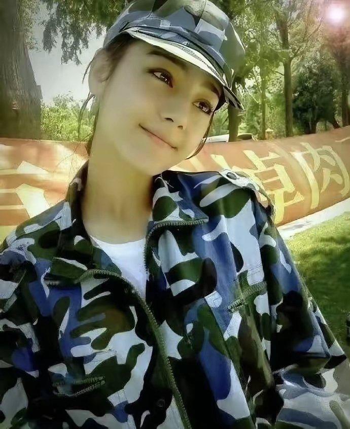 内娱当红小花的军训照，都好美！迪丽热巴、古力娜扎、孟子义、赵今麦、田曦薇、王楚然