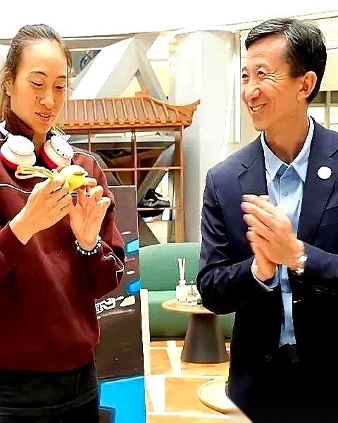 这场中网女单半决赛的看台上，坐着的大咖比红毯还要齐。郑钦文以二比零横扫对手闯进决赛，球刚落地，镜头扫