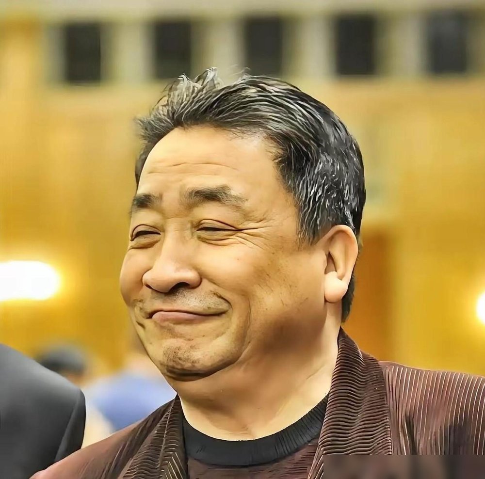 姜昆被骂了十几年，愣是没在网上跟人红过脸。哪怕前阵子又冒出一段所谓的加州豪宅合唱视频，嘲讽声铺天盖地