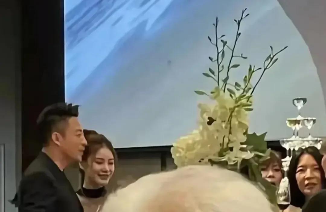 婚礼现场，一对小天使惊艳亮相！小玥儿身着梦幻公主裙，小霖霖换上笔挺小西服，萌翻全