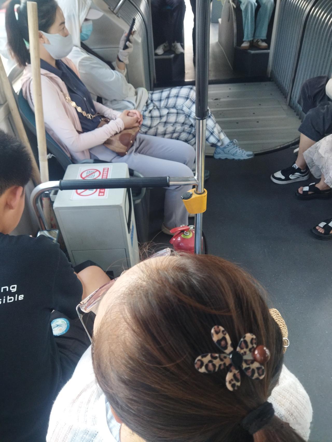 这两天女的没法说了，坐在那翘个二郎腿，把本就不宽的过道全挡上了。他俩以为时她家的
