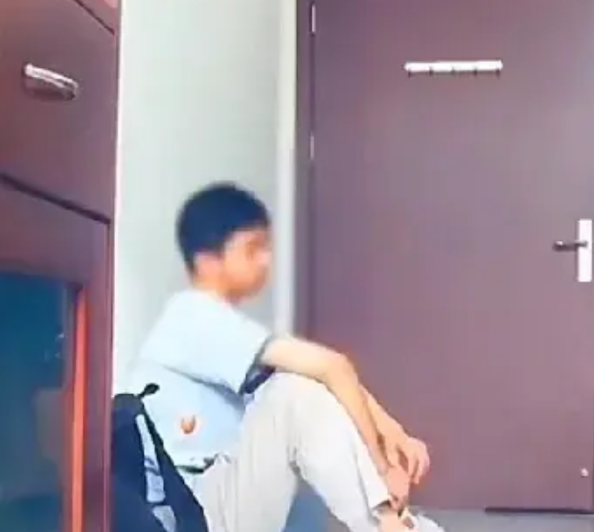 这两天湖南长郡那个被父母赶出家门的孩子，刚开始不明实情的时候，第一感觉就是父母心