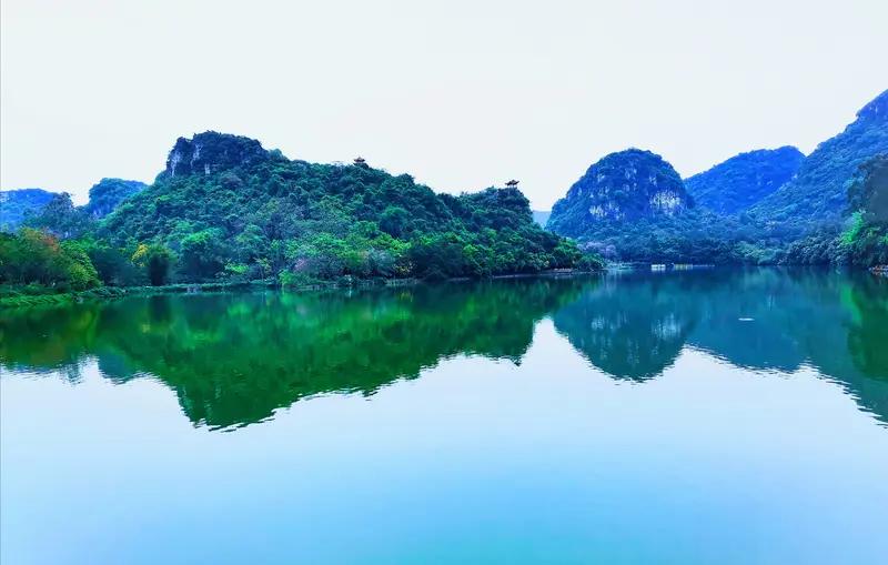 上联：山明水秀迎福至；下联：花笑莺啼报春来。