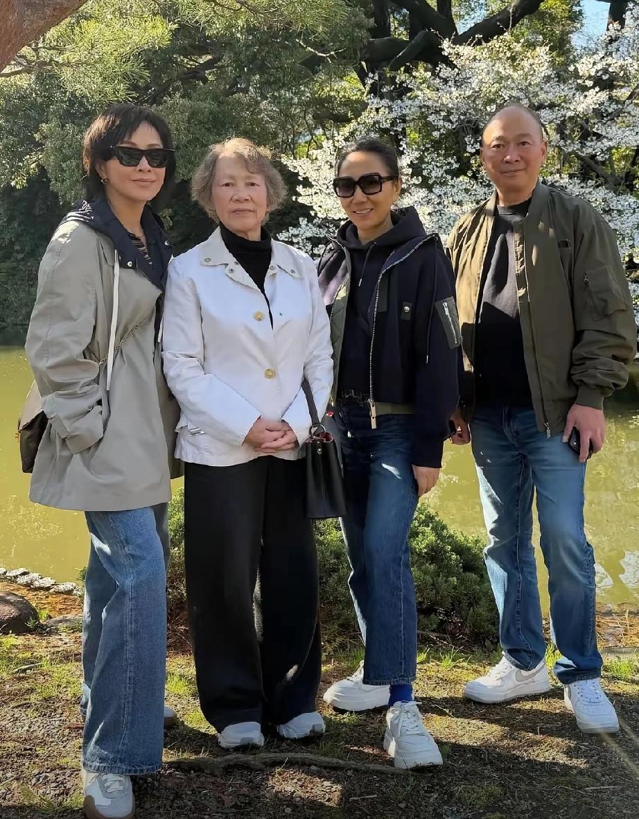 刘嘉玲携家人赏樱花，梁朝伟缺席！80岁妈妈状态绝了刘嘉玲晒出全家赏