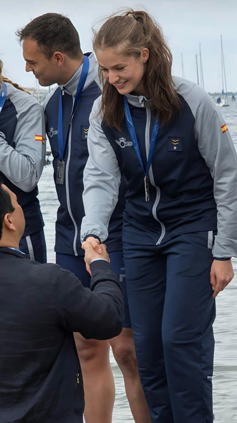 西班牙王室🇪🇸4月25日，阿斯图里亚斯公主莱昂诺尔和她的西班牙陆军高等学院同