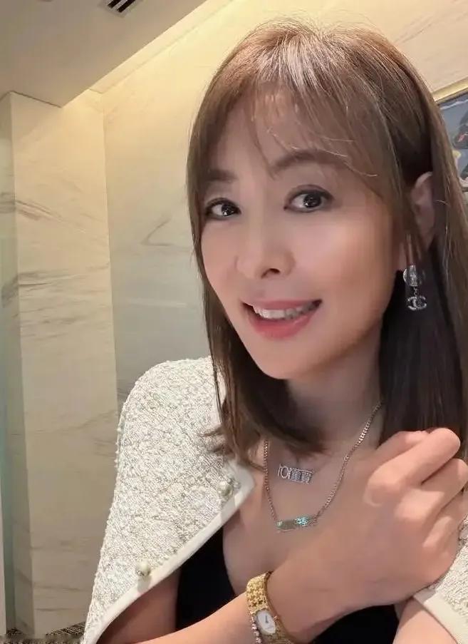 离了个大谱！堂堂“民代”赖惠员被迫在镜头前三鞠躬向101董座贾永婕道歉，只因一句