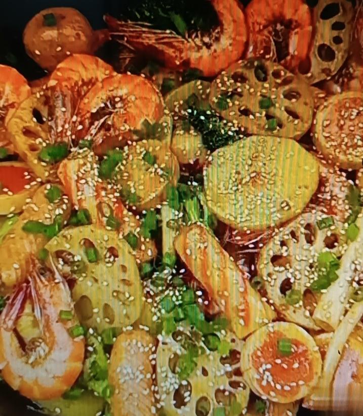 天冷实在不想炒菜，一锅搞定三餐的美食简直是救星。像麻辣香锅就很不错，准备好各种青