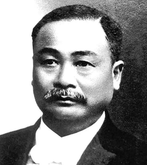1903年慈禧嫌祭祖坐轿太遭罪，破天荒坐上国人自建的专列。没想到火车开得贼稳当，
