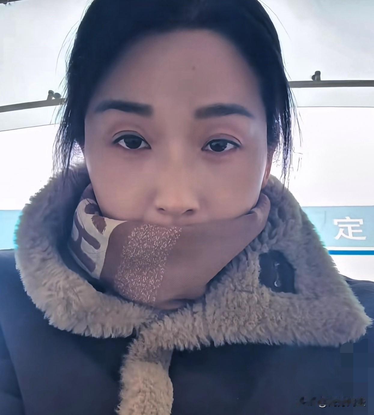 崔丽丽的剧情又变了，她眼神迷离，身后露出一个粗体白色的“定”字，她用围巾遮挡住红