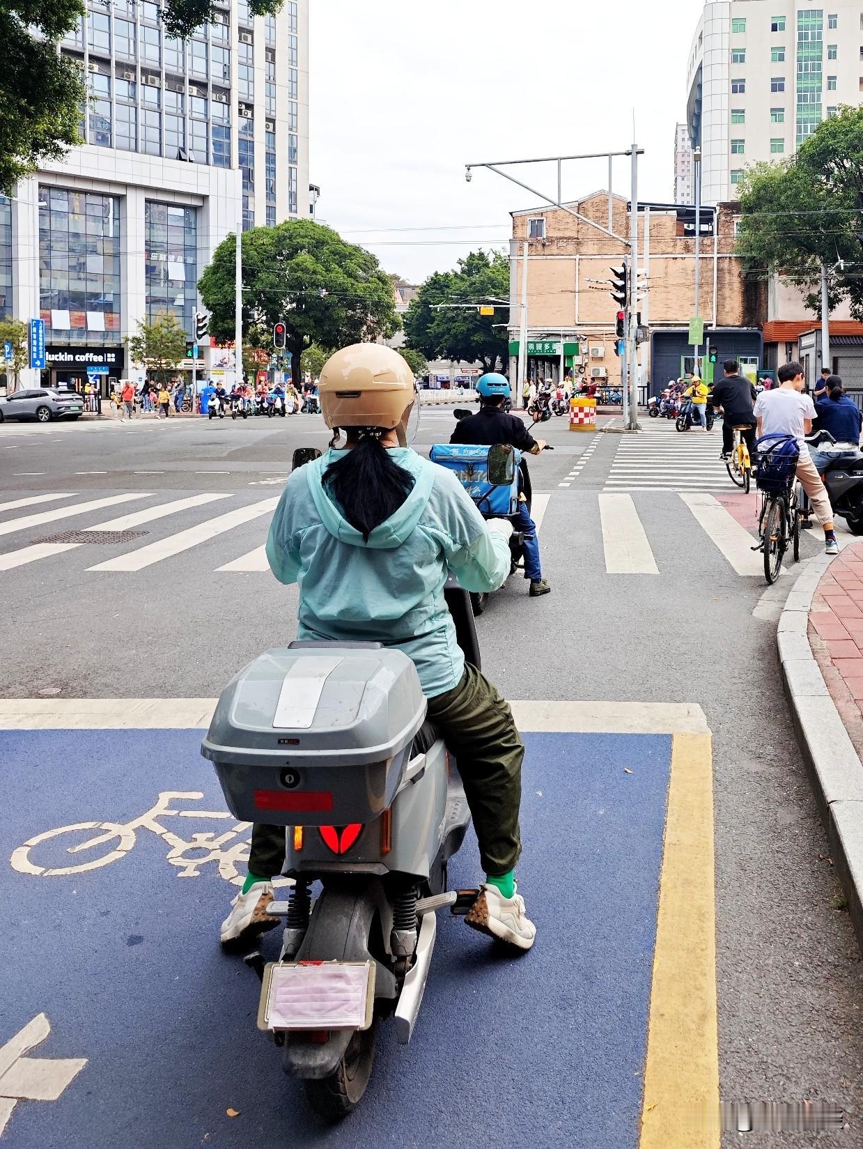 开电动自行车随心所欲抓不住重点,还是没有强大的内心?从遮挡号牌看电动车人生!同