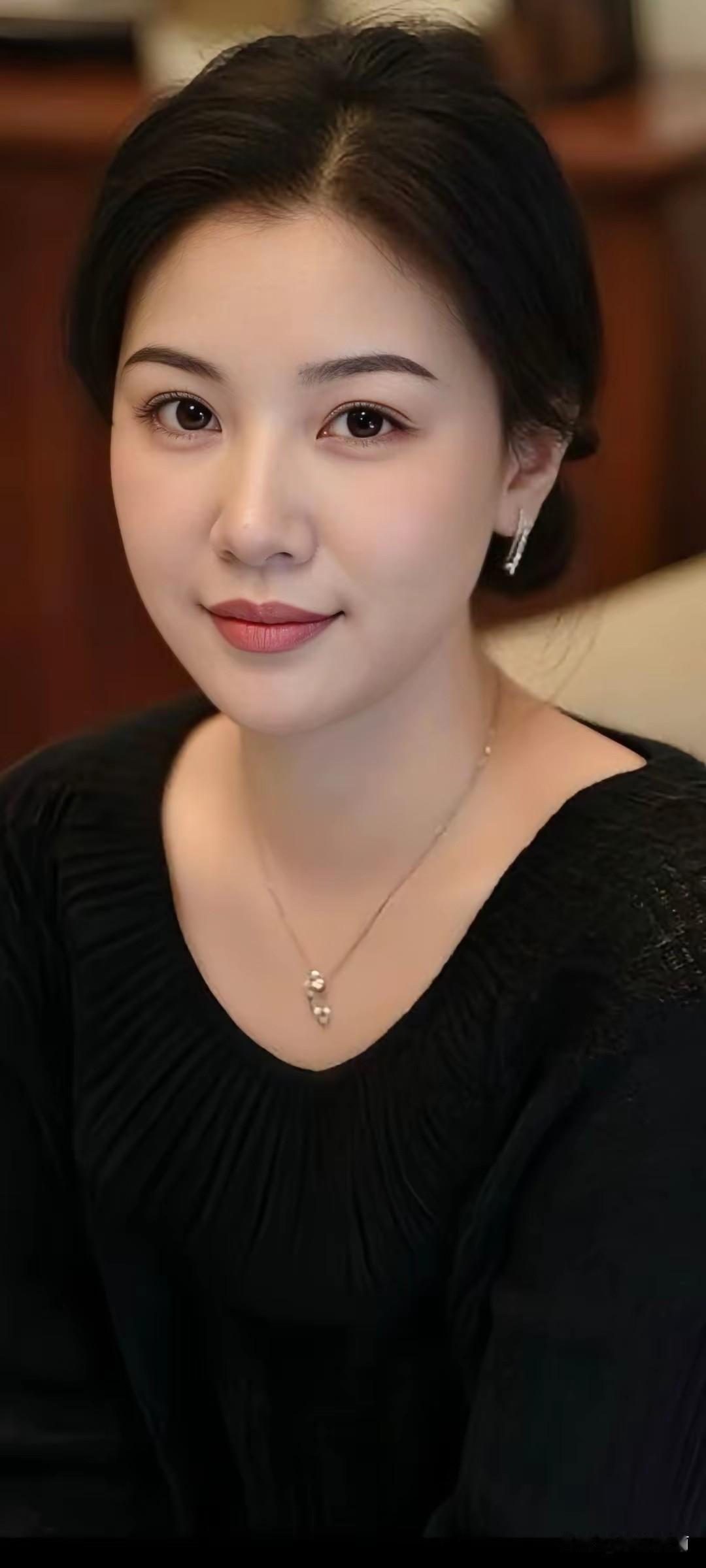 优雅气质，黑衣配饰，自信微笑，魅力无限！💄👗💎