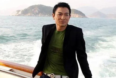 一次，刘德华出席某颁奖典礼，主持人拿他的国籍开玩笑，还称他是“马来西亚女婿”，刘