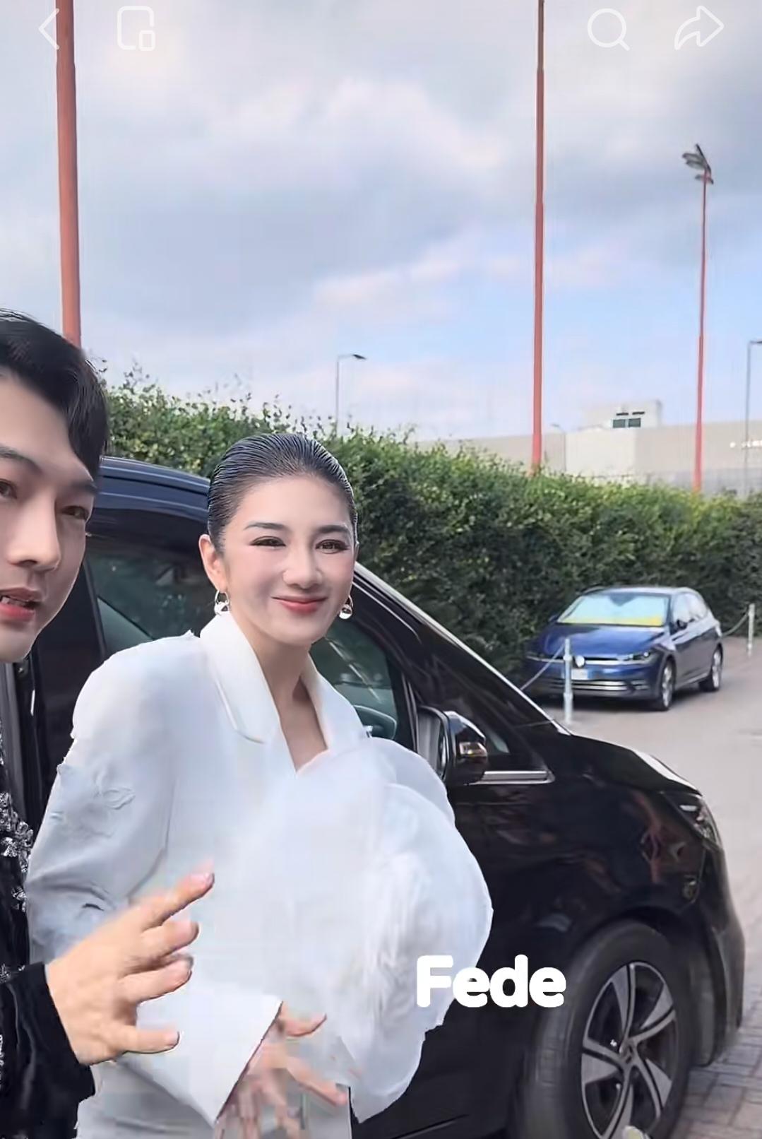 不知道脸上上了多少科技，反正看着跟以前不一样了！现在看上去面部都是僵硬的，尤其