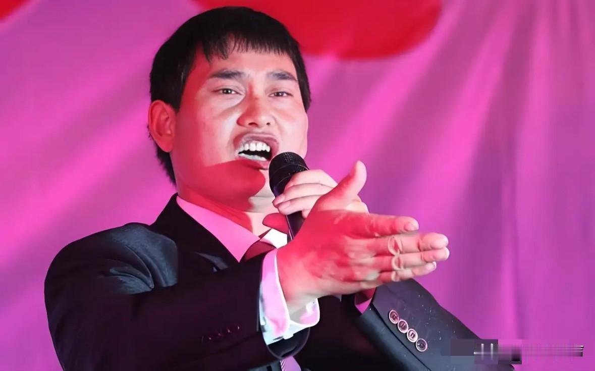 大衣哥经纪人快被气疯了。阿宝报价40万，王二妮35万，他守着10万3首歌的价，十