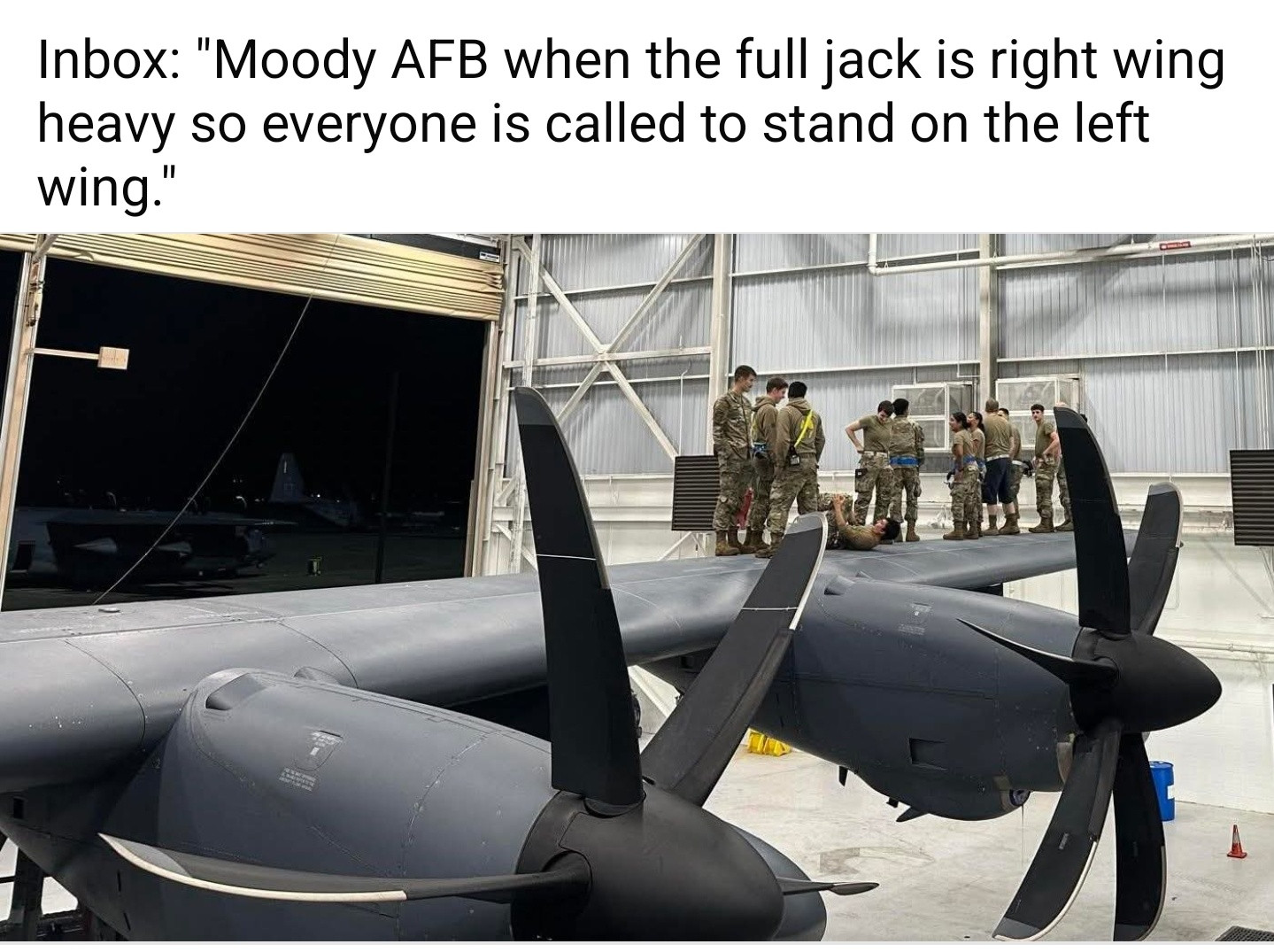美军傻事“在穆迪空军基地（MoodyAFB），当整架飞机的重心偏向右翼时，所