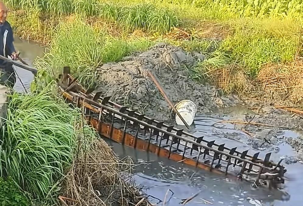 图中的农具，有认识的吗?这可是上个世纪，农村人们给水稻田灌溉用的工具一一单人水车