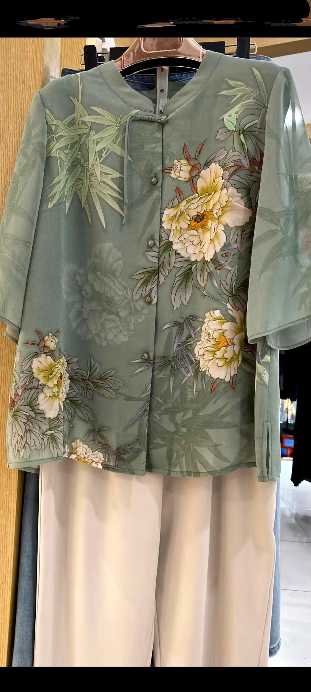 母亲节还没到，家里先热闹起来了。未来儿媳刚给我买了一身衣服，我嘴上没说啥，心里