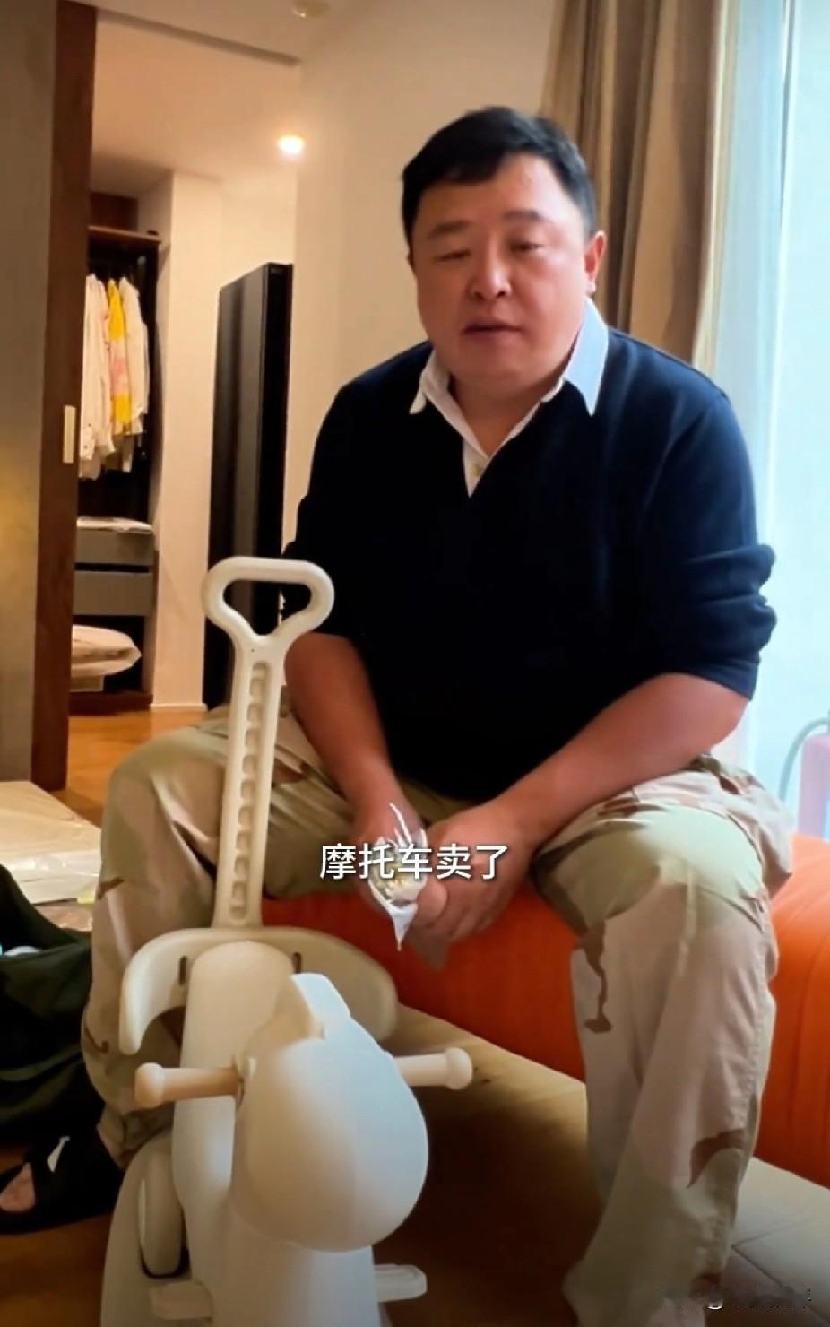 阎鹤祥今天把陪着他满世界流浪的摩托车卖了，还说以后很长时间不会去摩旅了。当年